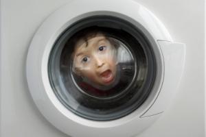 Enfant dans lave-linge
