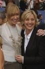 2006 est aussi l'année où Portia De Rossi n'apparaît plus jamais sans sa compagne Ellen DeGeneres