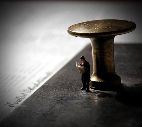 Reading, waiting for the rain. par Vincent Bousserez