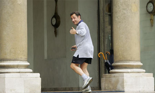 Sarkozy rentre a l'Elysee en jogging