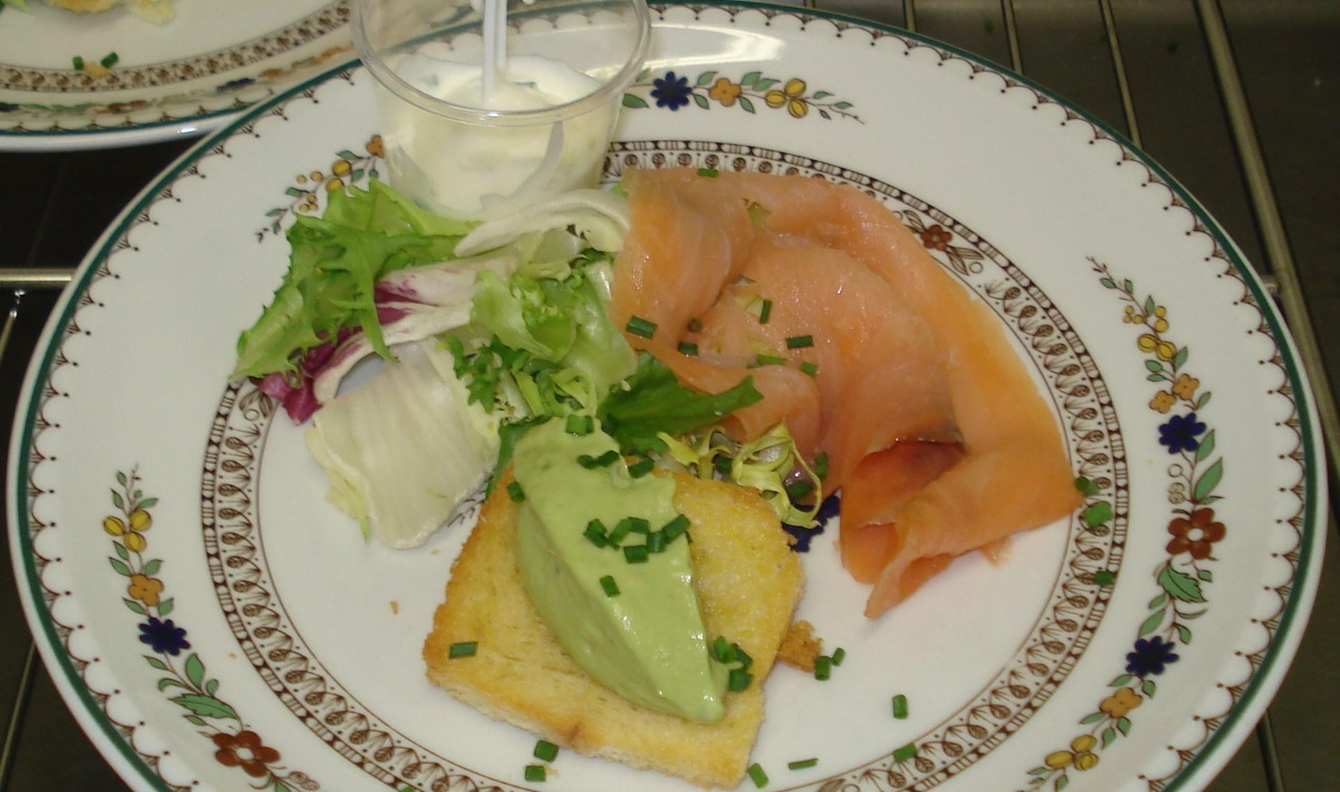 salade toast d'avocat et chiffonade de saumon fumé