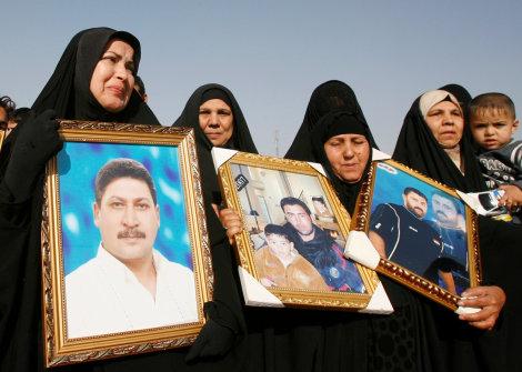 A Bagdad en décembre 2007, des Irakiennes manifestent pour obtenir des nouvelles de leurs proches, selon elles emprisonnés (Thaier Al-Sudani/Reuters).