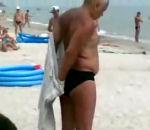 vidéo russe homme plage enfiler pantalon bras