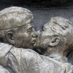soldats-militaires-gay-baiser-sculpure-242x242 photographie