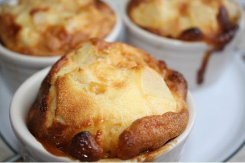 Petits clafoutis poire, lait concentré sucré, caramel au beurre salé.