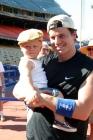Avec son adorable fils dans les bras, David Boreanaz les fait toutes craquer