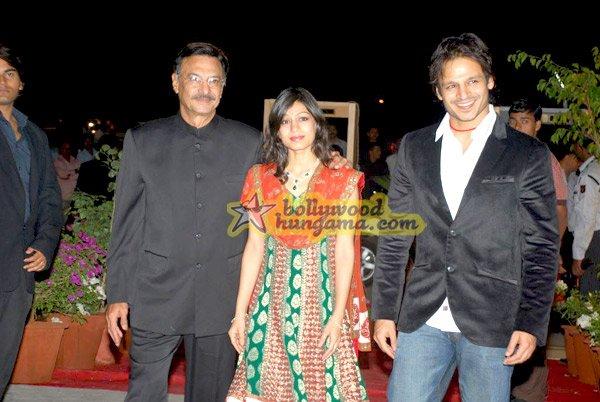 [PHOTOS] Abhishek Bachchan & Hrithik Roshan @ Ambika Hinduja wedding