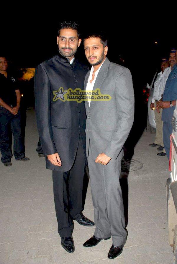 [PHOTOS] Abhishek Bachchan & Hrithik Roshan @ Ambika Hinduja wedding