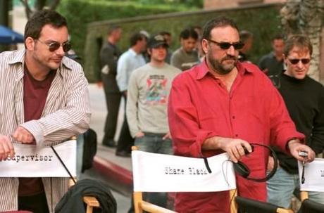 le réalisateur SHANE BLACK (à gauche) aux côtés du producteur JOEL SILVER sur le tournage de Kiss Kiss Bang Bang