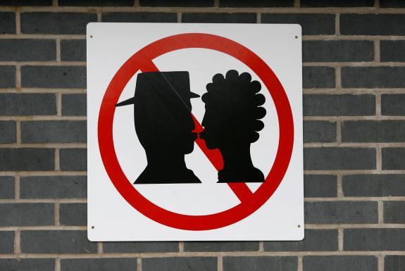Interdiction d'embrasser, signifie ce panneau installé sur les murs d'une gare, dans le nord de l'Angleterre.