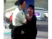 femme rate avion devient hystérique