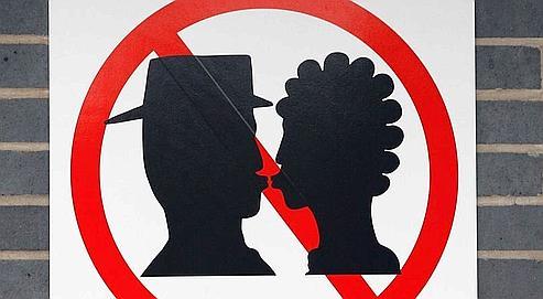 Pour éviter les embouteillages devant la gare de Warrington, des panneaux prohibent désormais les longues embrassades. (AP/Byrne)