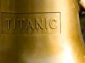 film "Titanic" diffusé dans piscine, public assis canots sauvetage