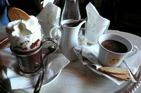 choccolate con panna et choccolate y tazza