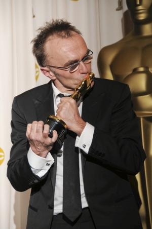 Danny Boyle venant de recevoir son Oscar de meilleur réalisateur pour Slumdog Millionaire