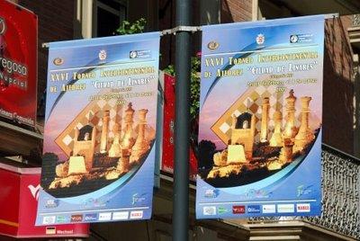 Des posters du tournoi d'échecs sont suspendus un peu partout dans la ville espagnole (photo ChessBase)