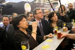 Martine Aubry dégustant un verre de bière