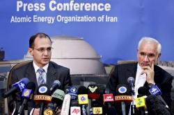 Gholam Reza Aghazadeh, chef de l'Agence iranienne pour l'énergie atomique (à droite), écoutant son homologue russe Sergeï Kiriyenko