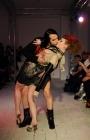 Ne serait-ce pas Marilyn Manson qui embrasse fougueusement cette jeune femme ?