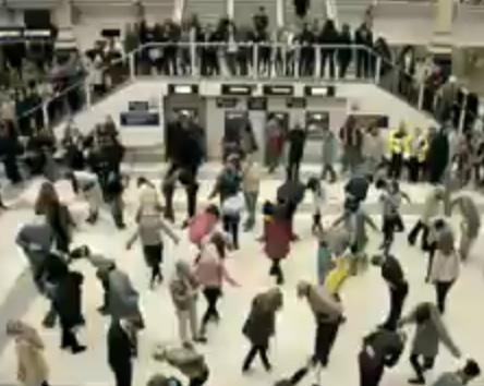 Vidéo Buzz T-mobile fait danser gare londonienne
