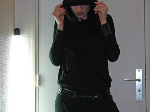 Le vieux truc à capuche et le néon