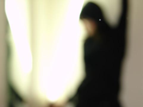 Le vieux truc à capuche et le néon