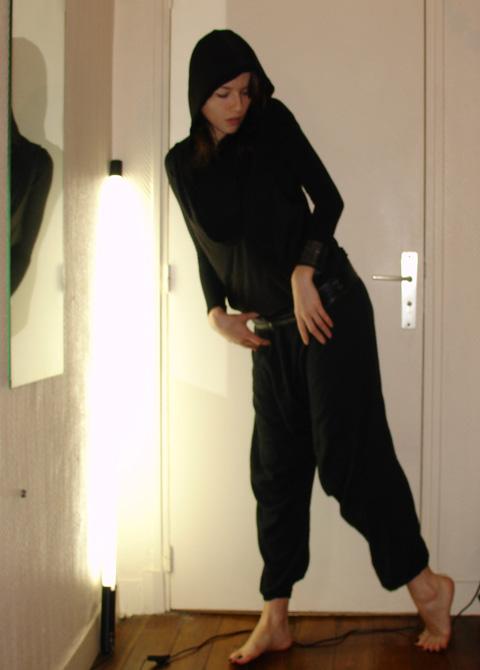 Le vieux truc à capuche et le néon