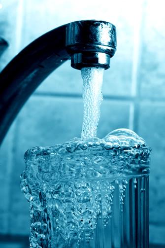 http://media.paperblog.fr/i/165/1656414/eau-robinet-eau-bouteille-quelle-eau-choisir-L-2.jpeg