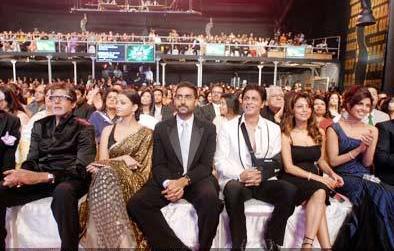 Aishwarya Bachchan est assise à coté de Shahrukh Khan