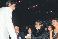 Aishwarya Bachchan est assise à coté de Shahrukh Khan