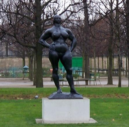 Standing Woman : la nouvelle sculpture installée au jardin des Tuileries