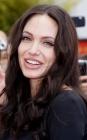 Angelina Jolie et ses longs cheveux noirs