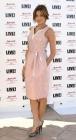 Perchée sur ses talons aiguilles dans sa robe rose très chic, Eva Mendes est sublime, comme toujours