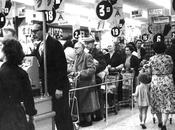 Cacher couteau derrière sourire