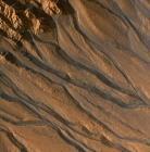 Un autre exemple de formations géologiques témoignant de la présence d'eau sur Mars. Celle-ci aurait perduré à la surface de la planète plus longtemps qu'on ne le pensait
