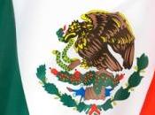 homme coud lèvres pour faire entendre