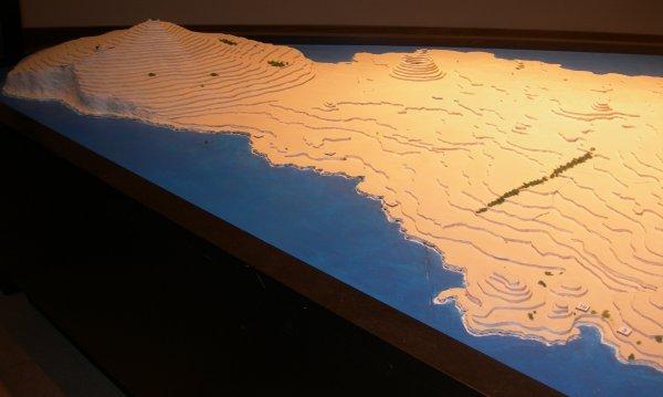 maquette de l'IDP - Poike à gauche, Anakena à droite 