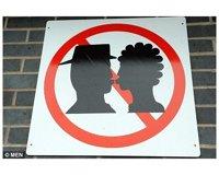 Kiss forbidden in Warrington - bisous interdit - interdiction d'embrasser