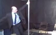 Mon patron fait du pole dance This image has no alt text