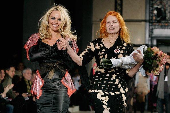 Pamela Anderson défile pour Vivienne Westwood