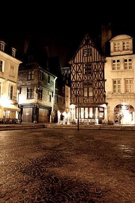 tours-place-plumereau-by-night.1236623173.jpg