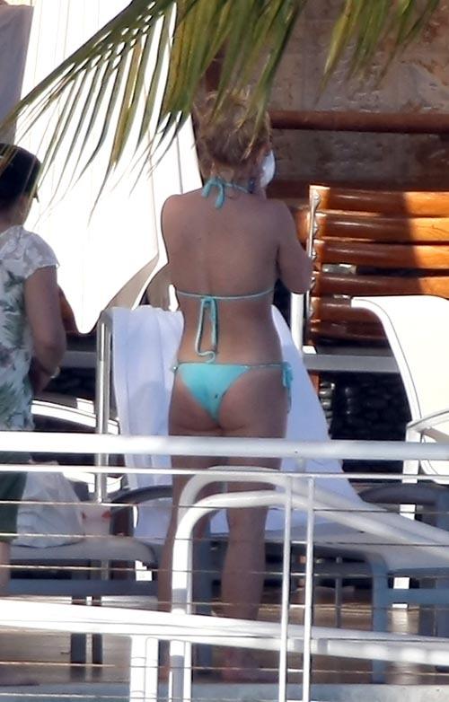 Britney Spears en bikini à la piscine
