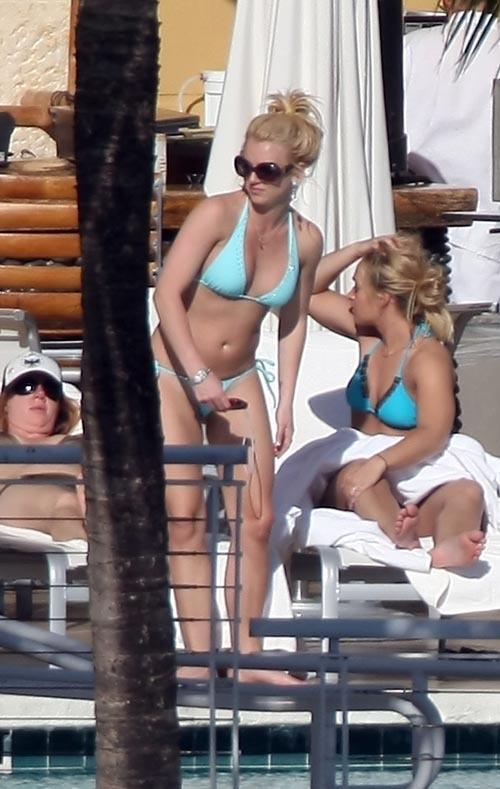 Britney Spears en bikini à la piscine