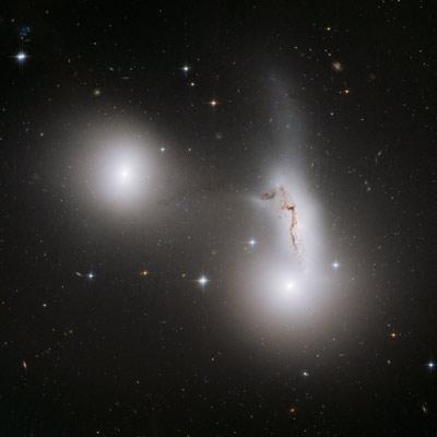 Trois galaxies en collision dans Hickson Compact Group 90