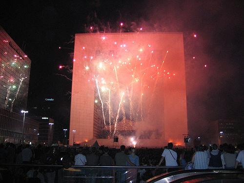 Feu d'artifice a la Defense pour le debut de la Coupe du Monde de Rugby 2007