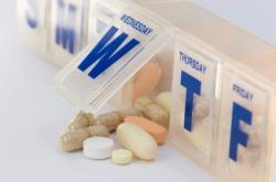 Mise en garde sur la surconsommation de médicaments des personnes âgées pilulier