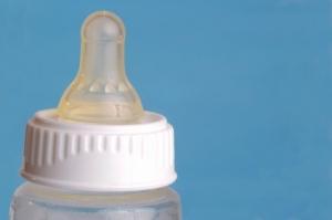 Une mère lave son bébé dans son lait maternel Biberon