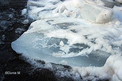La Chaux-de-Fonds: blocs de glace tombés de toits
