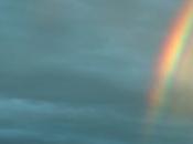 images femme déclare avoir photographié arcs-en-ciel même temps