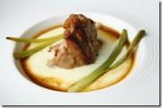 Confit de veau aux champignons, mousse de vitelotte et jus de veau